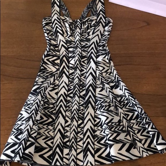 OFF THE RUNWAY Herve léger x MaxAzria Collab dress - Picture 4 of 9